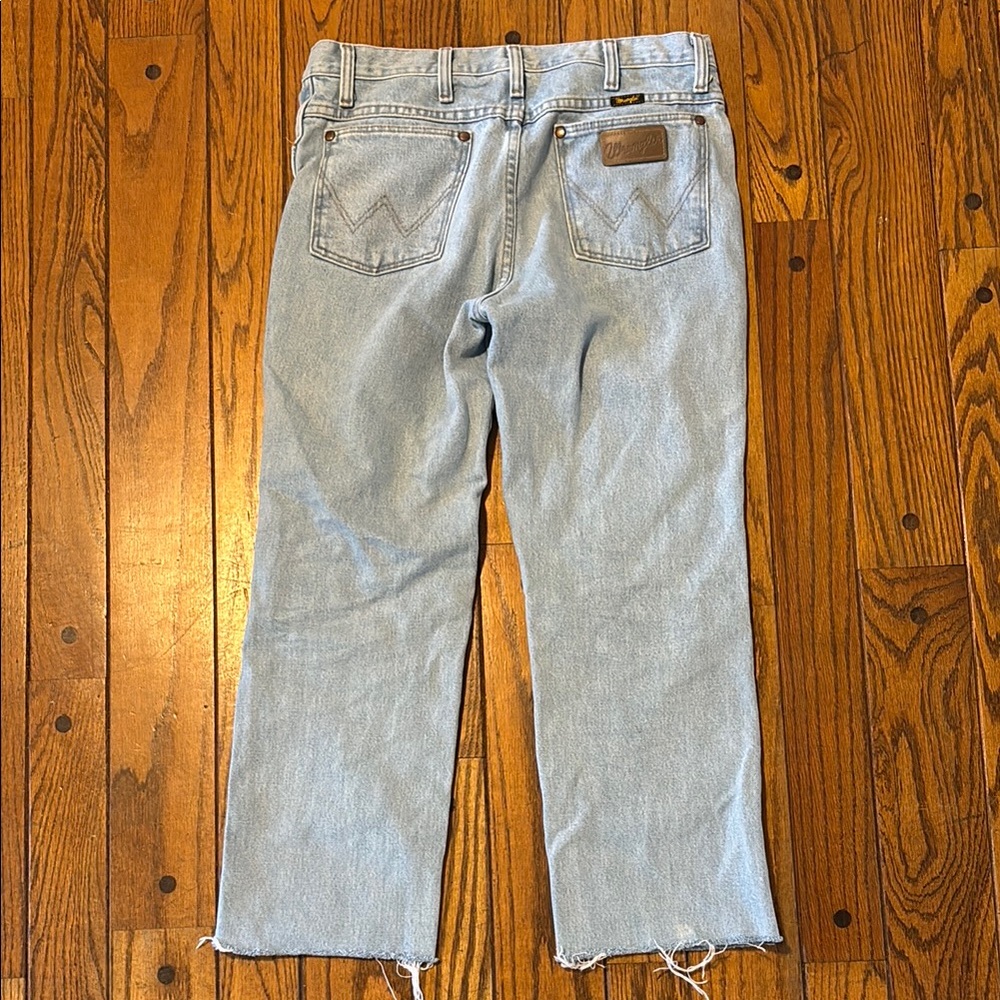 Wrangler Light Blue Denim Jeans labeled 31 waist. Fits like a size 30